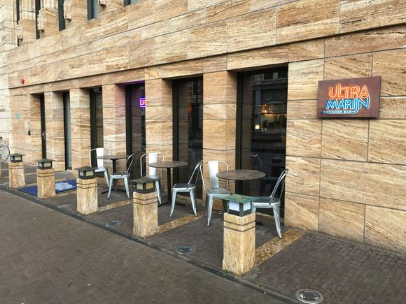 Outdoor seating and seperate Kneuterdijk entrance