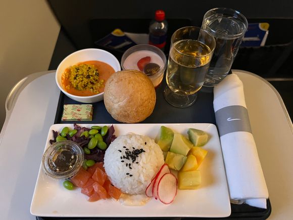 I’ve finally had the poke bowl and must say I’m impressed. The starter (no idea what it was!) felt a bit out of place but was very good too! It really felt like a mini three course meal, and that on a short 45 minute sector 👍