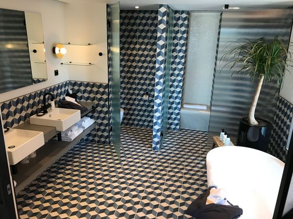 Dual sink with amenities of Marie Stella Maris "poivre" pepper scent