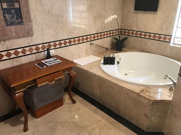 Spacious tub 