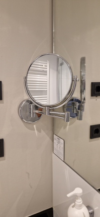 As you can see in the mirror, the bathroom even had a towel radiator. Took al number of minutes to get warm, but at least the bathroom could be probperly heated.