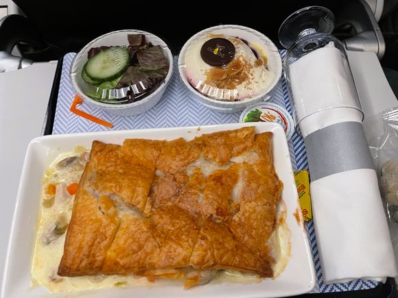 I’d agree with those who have said that the pie is fairly nice. My starter salad consisted of three shreds of carrot which had fallen onto the tray, two slices of cucumber and a few small leaves. Shocking really! 