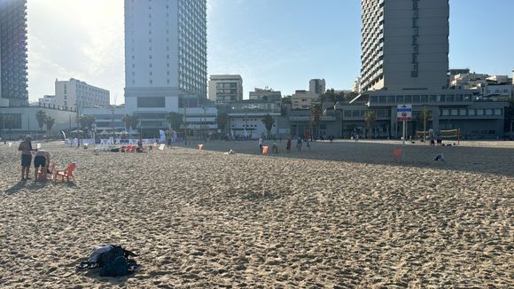 The hotel has a beach entrance but it does not get unlike until 08.30, so I ahead to walk the long way around. Generally I found the opening hours of many of the facilities  too restrictive. Particularly when many of their clients are jet-lagged Americans who are wake at odd hours 