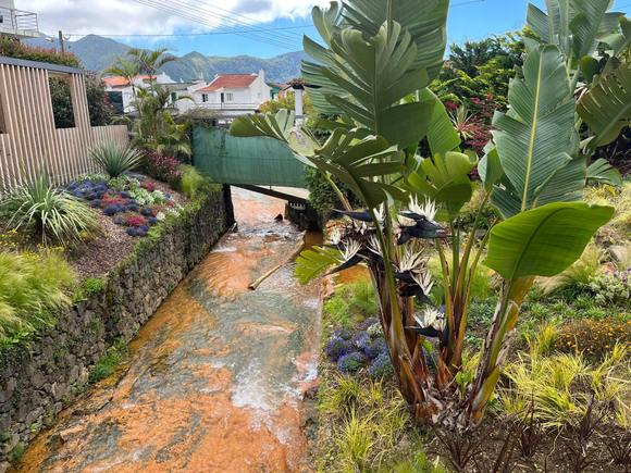This River runs through the Hot Spring, and either side are Hot TUbs