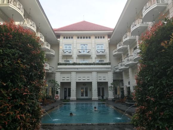 The pool wing with the pool as centre piece in the courtyard
The legendary suites are each to the left and right of the main axis, of the facade left & right feature the executive rooms
On pool level you will see the entrance to the gym and spa