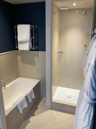 The bath tub is not freestanding as the advertissed for suites