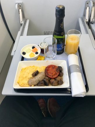 This was the “full English breakfast “ LHR KEF Iceland 
A short sausage , tomato , mushrooms and scrambled eggs . No Bacon . 