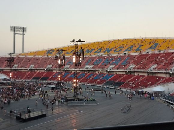 About 45 minutes before the opener came on. Seats would all fill eventually or some close. 