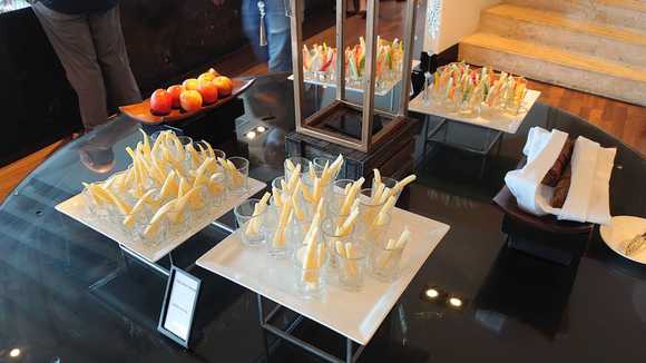 Evening happy hour: Edam cheese and vegetable sticks