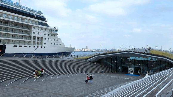 Cruise ship terminal