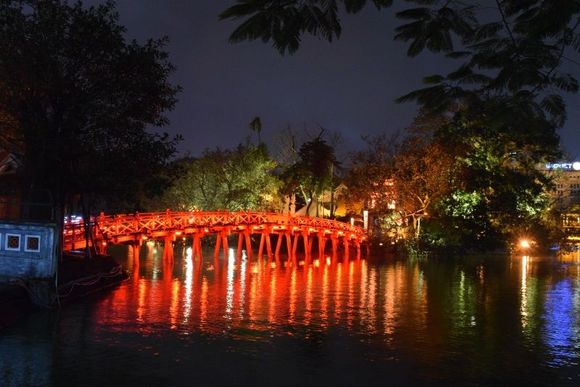 Ngoc Son Temple at night