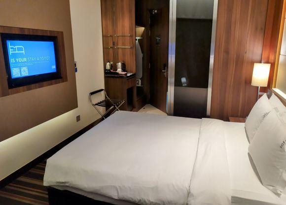Another angle on the bedroom in the Holiday Inn Express Clarke Quay, Singapore 