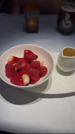 Berries with black pepper syrup: light and fresh