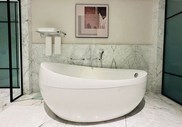Bath tub