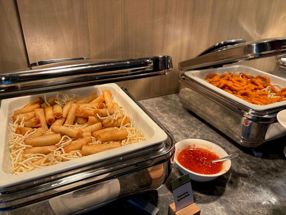 Vegetable spring rolls, fried seafood