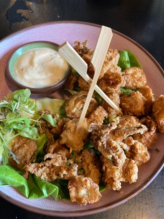 Calmars frits, chili broye et oignons verts
Fried Calamari with Crushed Chili and Green Onions CAD22