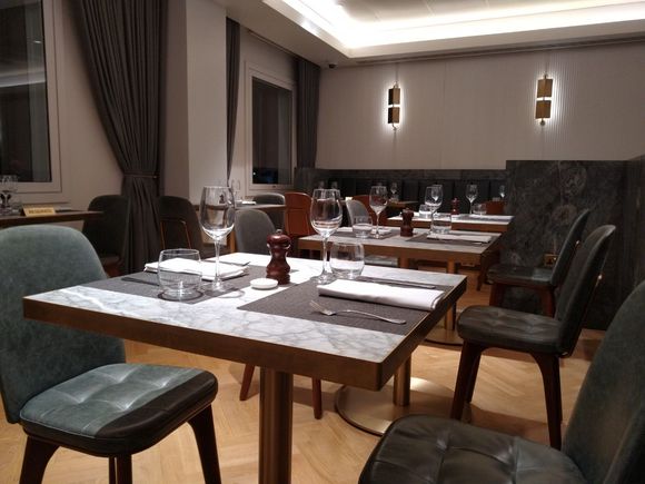 Qantas London Lounge dining area