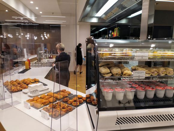 Breakfast offering in the Malpensa lounge
