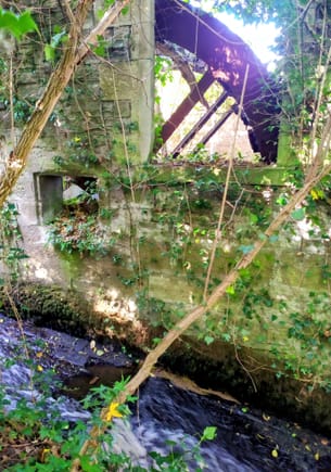 Old abandoned millwheel in Huntingtowerfield 