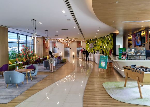 Huge and spacious reception and bar area in the Holiday Inn Saigon Airport 