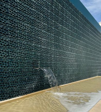 water feature at an outdoor restaurant seating area 