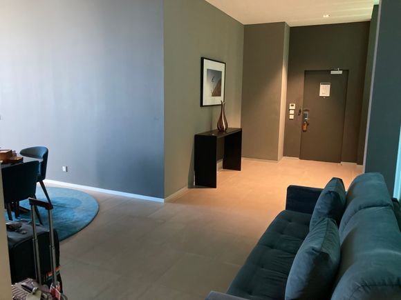 And we are back at the entrance hall, we walked a complete loop in our own room ... yes it is so large that when the doorbell rings it takes at least 2 minutes to get there to open it 