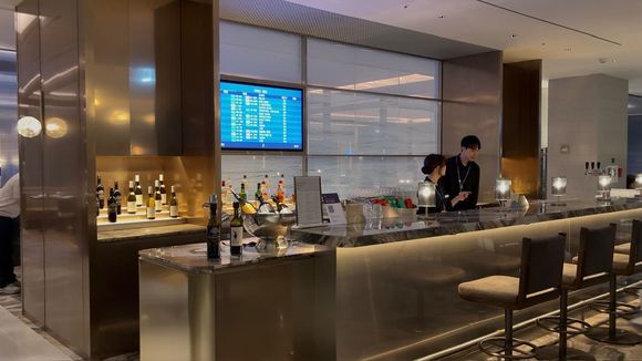 Prestige Lounge East bar