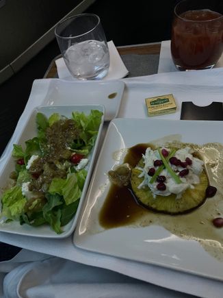 Crab salad on pineapple and regular salad with pineapple vinagrette. Both were fresh and delicious.