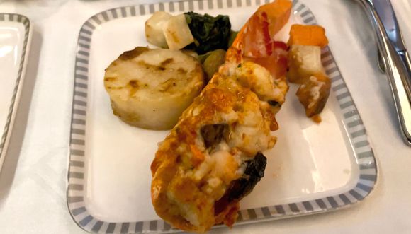 SIN-MXP: lobster Thermidor with fondant potato 9/10 juicy meat, flavoursome and good portion size 