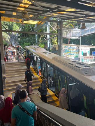 Boarding the train, which took 3 stops before reaching the summit, after 25 minutes.