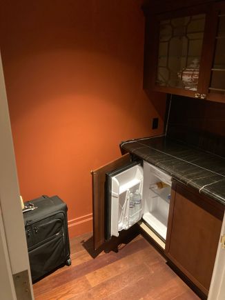 Left of the entrance door is a small annex with an extra empty fridge to store your own stuff in ..... interesting fact, when switching the lights on here, an exhaust start humming .... could be in the past this was the location if a second toilet ?