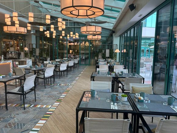 Breakfast/Restaurant Area