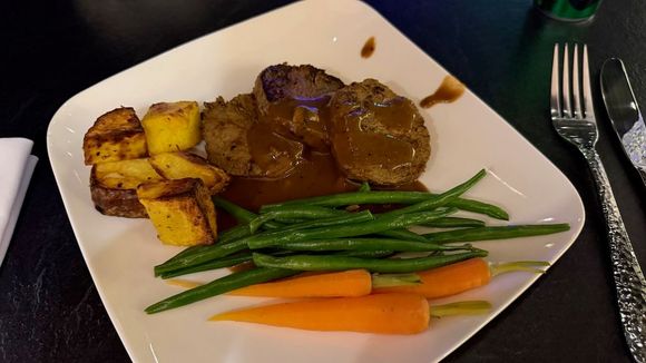 ... and my dinner plate from the buffet ;)