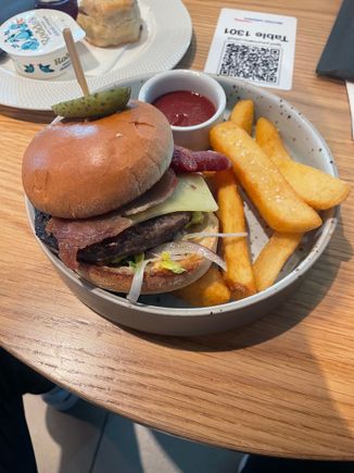 LGW BA 1st Lounge Burger