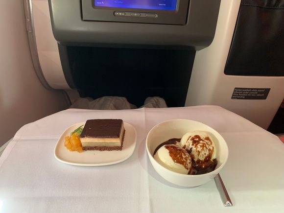 Pear and chocolate cake; sundae 