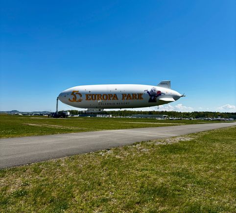 Taxiing past the Zeppelin; too windy on this day for it to be flying