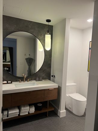 Base room bathroom