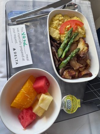 Vegetarian non-dairy option. Eggs, potatoes, mushrooms, asparagus , tomatoes with fresh fruit side. Pretty good. 