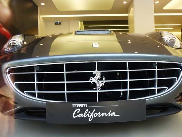 Taken through the window of the H.R. Owen Ferrari Atelier
41 Knightsbridge, Knightsbridge
London, SW1X 7NL