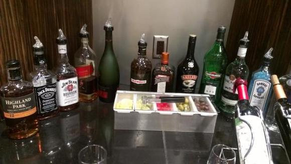 IAH Crown Lounge drinks