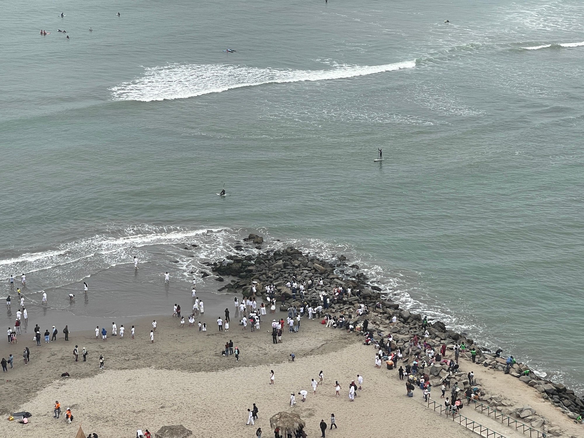 Students gathered around the beachfront for photos 