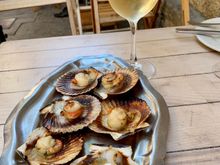 Discovered I love tapas for lunch. Perfect light meal, especially with the fab seafood! Tapas for dinner always leave me wanting more. Anyway, some scallops. 