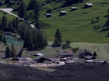 Lake Blatten
The Lonza river cannot cross the barrier formed by the avalanche and is now forming a lake.
As the road doesn't exist any longer, there will be no bus traffic to Fafleralp this summer. Bus traffic up to Kippel may resume in June. 