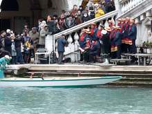 Carolers at Ponte Vecchio, Venice and tourists being tourists