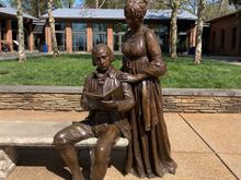 Statue of Madison and Dolley in front of the visitors center 