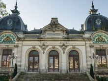 This Quimper performance venue was named in Jacob's honor. We saw an argument between two women on those steps. From what I gathered, one of them had gotten her days mixed up and had arrived a day too late to participate in an auction of that hall's historical contents. She was blaming the hall staffer for her own carelessness in coming on the wrong date! 