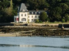 Apparently, a tombalo sometimes links Ile de Tristan and its chateau with the rest of town.