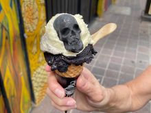 Finishing up with a spooky ice cream (helado)