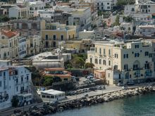 Our creamy-colored rental building to the right. We were on the top floor, near corner. The lower building directly below our patio was the INPS. I gathered that was some sort of combo government-run-job-agency-cum unemployment office? The island population is 64,000 but I've no idea  what jobless numbers are nowadays. That INPS also doubled as a handy bus stop. Bus 7 goes from Porto down to Ponte, a distance that otherwise can be walked in about 45 minutes.