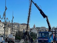 Putting up the tall Christmas tree at the Vieux Port